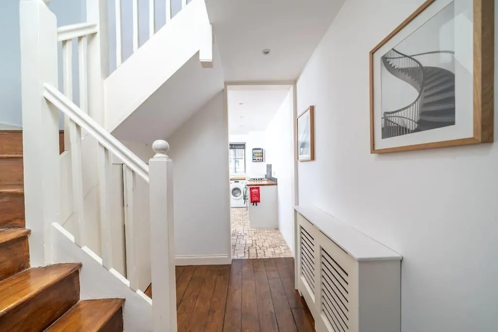 Bright Spacious 2 Bedroom Flat In Zone One London 0*,  United Kingdom